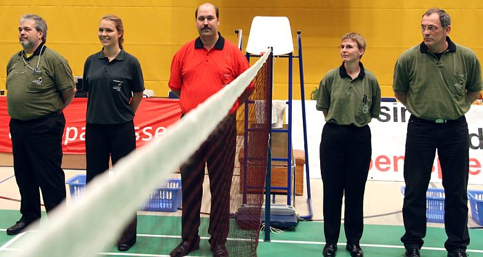 Die Schiedsrichter beim Badminton-Länderspiel Deutschland - England in Wuppertal, Foto: Frank Kossiski