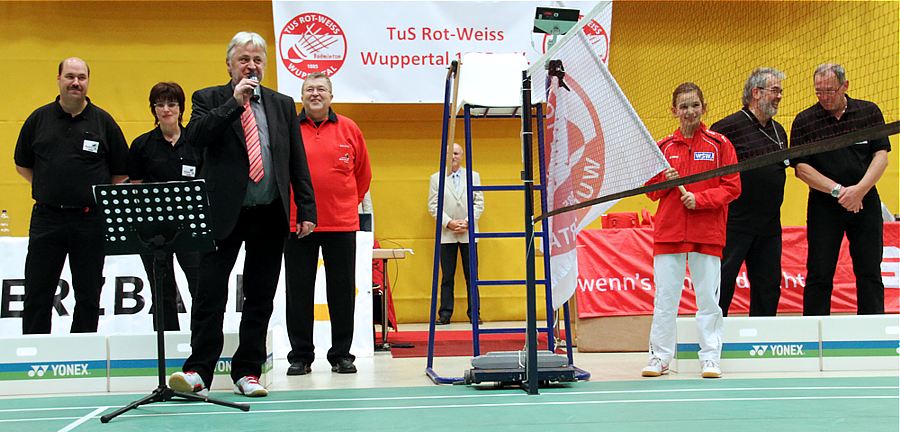 Heinz Bumann stellt die Schiedsrichter vor, © Foto von Frank Kossiski